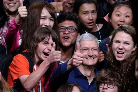 Apple Patents Socially Distant Selfies