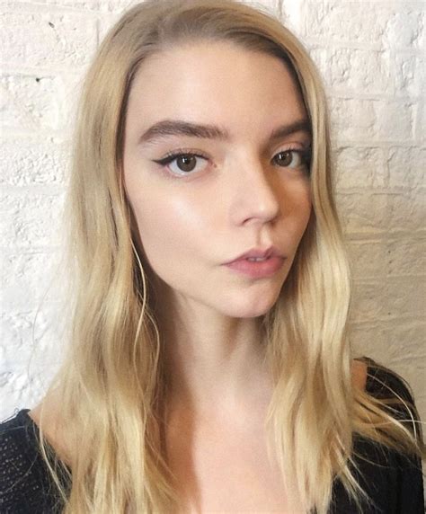 She is best known for her roles as beth harmon in musta kuningatar (2020), thomasin in the period horror film the vvitch: Anya Taylor-Joy | Anya taylor joy, Blonde hair brown eyes ...