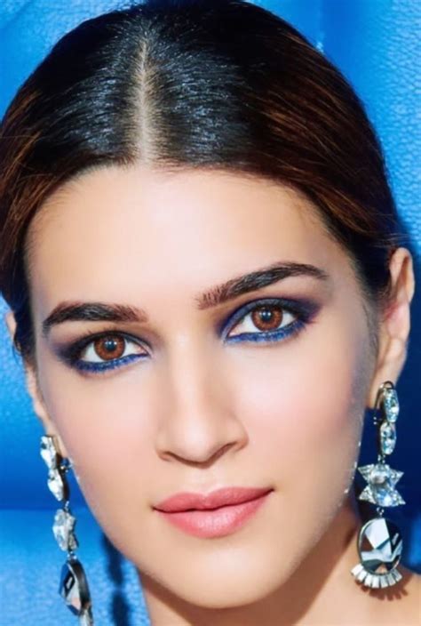 Pin By Barka Anand On Celeb Makeup Bollywood Makeup Beauty Girls Face Kirti Sanon Face