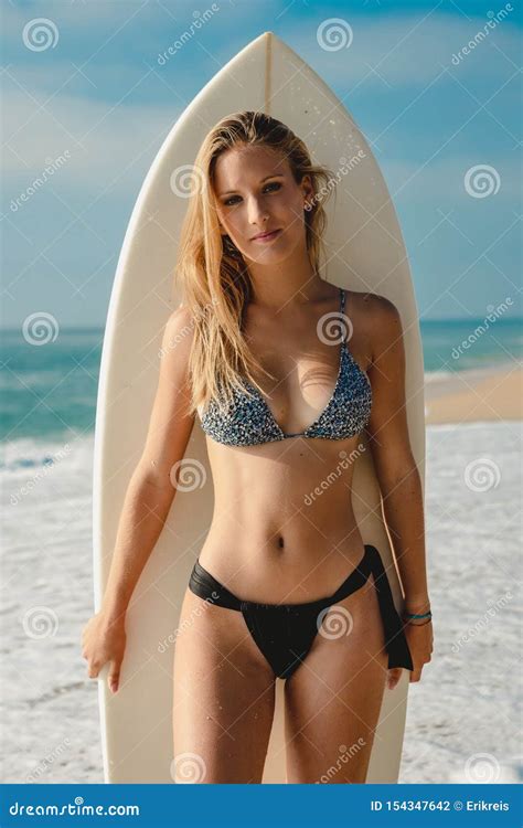 Sexy Meisje Surfer Stock Foto Afbeelding Bestaande Uit Bikini 154347642