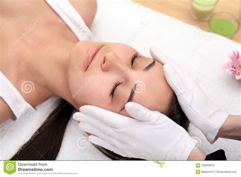 Close Up Van Een Young Woman Getting Spa Behandeling Kuuroordhuid En