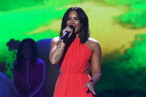 Demi Lovato Gets Slimed At The Kids Choice Awards Teen Vogue