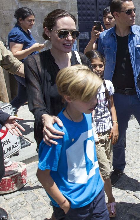 angelina jolie visits syrian refugees with her daughter shiloh jolie pitt daily mail online