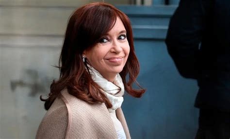 Anteriormente, foi presidente da argentina de 2007 até 2015 e senadora pelas províncias de santa cruz e buenos aires. Cristina Kirchner reclamó volver a cobrar dos pensiones ...