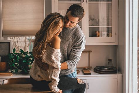 10 Types Of Hugs That Says A Lot About Your Relationship