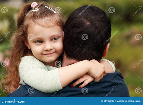 La Muchacha Sonriente Bonita Feliz Del Niño Que Abraza A Su Padre Con