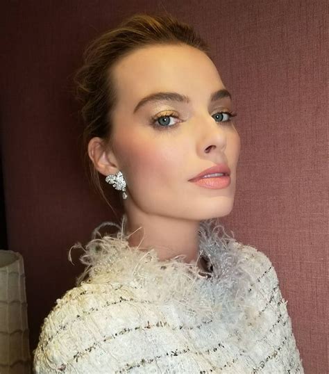 The 7 Products Celebs Always Use For Glowy Skin Margot Robbie Makeup