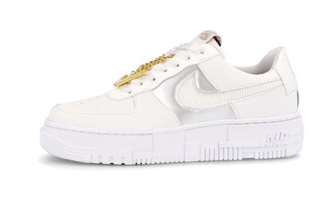 A sola/entressola distorcida apresenta detalhes grandes e. Nike Air Force 1 Pixel 'Summit White' (W) - DC1160-100 ...