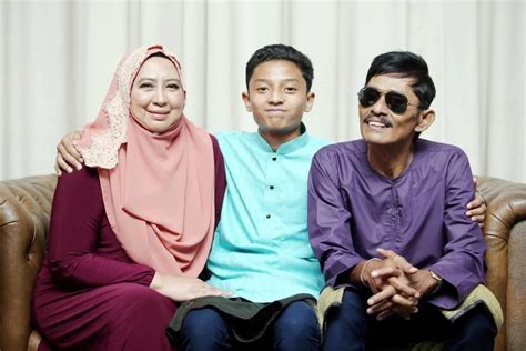 Isteri saleem iklim, juriah @ julia bachok mengakui kecewa dengan penyebaran berita palsu mengatakan suaminya meninggal dunia. Saleem Ditidurkan Semula Untuk Cepat Pulih - Oh! Media