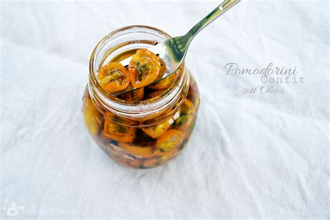 Questi piccoli pomodori sono stati raccolti con cura, selezionati e subito. Pomodorini Confit sott'Olio