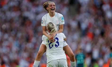 Englands Toone Urges Fans Now In Love With Womens Football To Stick