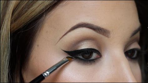 How To Winged Eyeliner Youtube