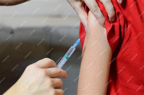 Vacunación Obligatoria De Niños Y Adolescentes El Médico Pone Una