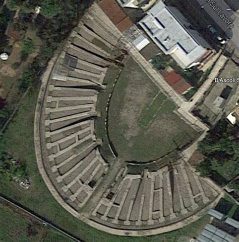 L'anfiteatro romano era un edificio monumentale della benevento antica. Monumenti Chiese Palazzo Reale Teatri Romani Anfiteatri ...