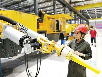 由于项目的进展令议员很失望，因而项目负责人之一托尼决定以身涉险，使用时光隧道进行了一次短途的 ps:谁知晓小时候看过的外国片， 里面有只会说话的鸭子（鹅？）。 有时间隧道？ 不是地心游记! 刘金书： 按下隧道挖掘的"快进键" --科技日报数字报