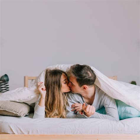 Пара целоваться под одеялом Бесплатно Фото