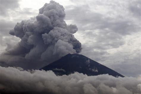 Photos Indonesian Volcano Erupts