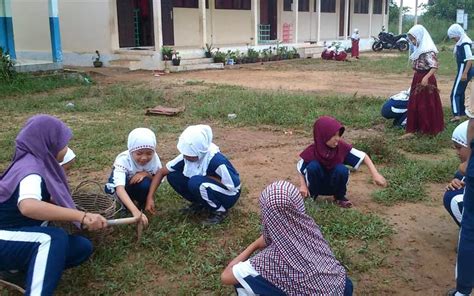 Beberapa contoh kegiatan gotong royong di sekolah, di antaranya Membersihkan Lingkungan Sekolah Menjelang Libur Semester | SDN LIANG ANGGANG 2