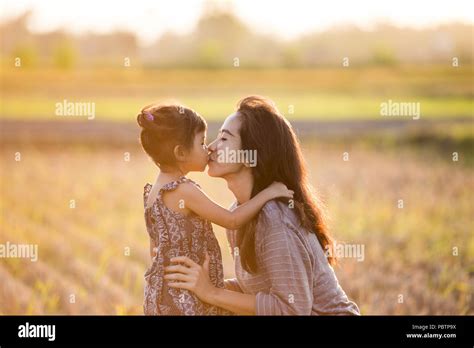 Madre E Hija Besándose En El Campo Fotografía De Stock Alamy