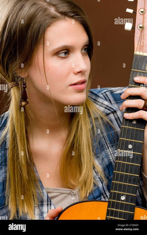 Rock Musiker Junge Mode Weibliches Model Posiert Mit Gitarre