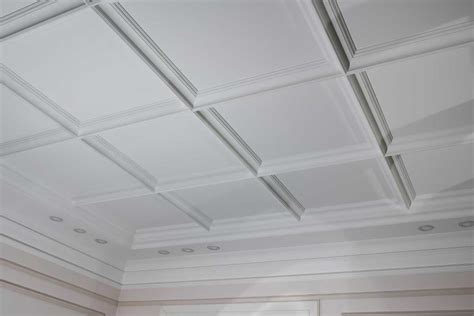 Simple federal crown molding makes this oddly shaped room feel cohesive. Does Crown Molding Make A Room Look Bigger Or Smaller ...