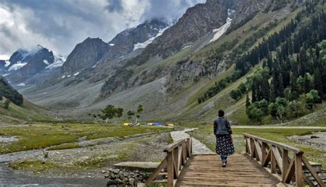 5 Most Famous Tourist Places To Visit In Kashmir