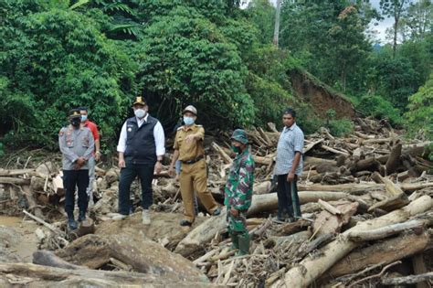 Bupati Eddy Berutu Terjun Ke Lokasi Banjir Bandang Di Desa Suka Dame