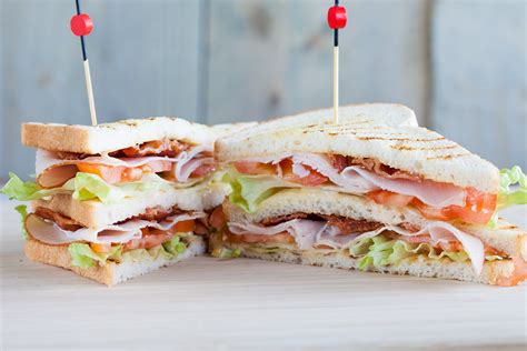 #recetas #cocina #comidas #tutorial un sándwich clásico que no puede faltar en nuestro recetario. Club sandwich - ohmydish.com