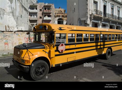 Autobús Escolar Amarillo Conduciendo A Lo Largo De Paseo Del Prado En