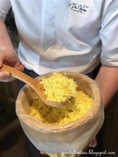 Ciri khasnya adalah penggunaan santan yang menjadikan saus kacang terasa lebih gurih dan sedikit manis. GoodyFoodies: De.Wan 1958 by Chef Wan, The LINC KL