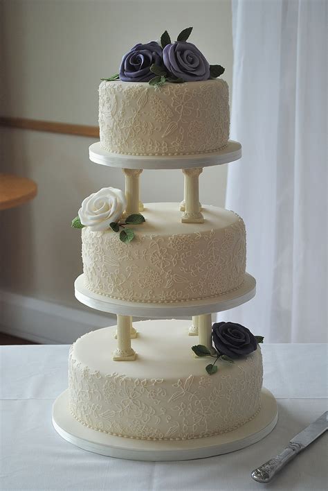 How To Tier A Wedding Cake With Pillars Rodriguez Viey