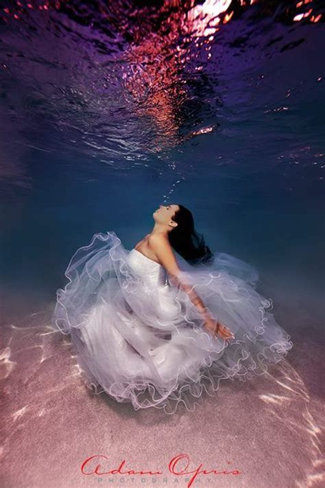 bride underwater underwater photographer underwater portrait underwater photography