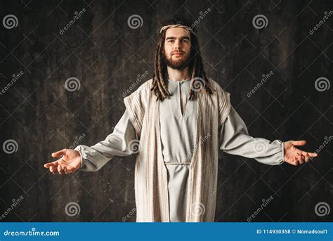 Jesus Christ Que Ruega Con Los Brazos Abiertos Foto De Archivo Imagen