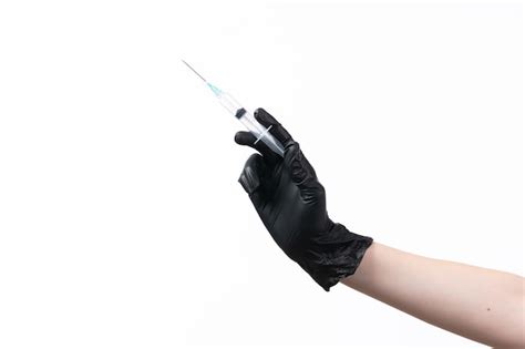 Вид спереди женская рука в черной перчатке держит инъекцию на белом Бесплатно Фото
