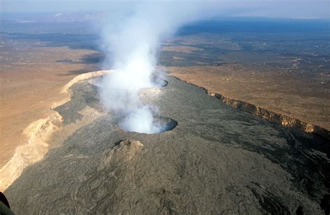 El erta ale sólo tiene 613 m de altura pero, como es típico de los volcanes en escudo, tiene una pendiente poco pronunciada y una gran base de 40 km de diámetro. Erta Ale - Wikipedia