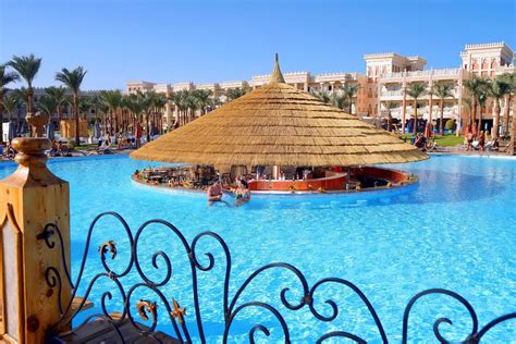 Titanic palace 5* vienas iš naujesnių viešbučių, turintis didelį paplūdimį bei daugybę baseinų. Pickalbatros Albatros Palace Resort in Rode Zee, Egypte ...