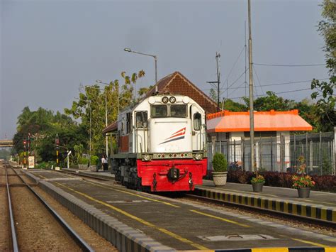 Kereta Api Indonesia Berbagai Macam Rangkaian Kereta Api Yang Melintas