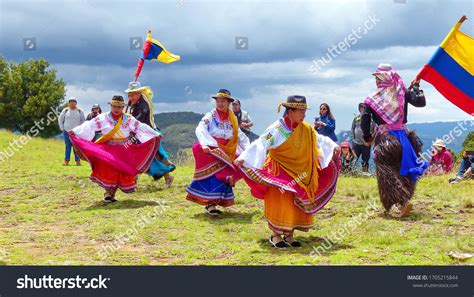 Cuenca Ecuadornovember 25 2018group Ecuadorian Dancers Stock Photo