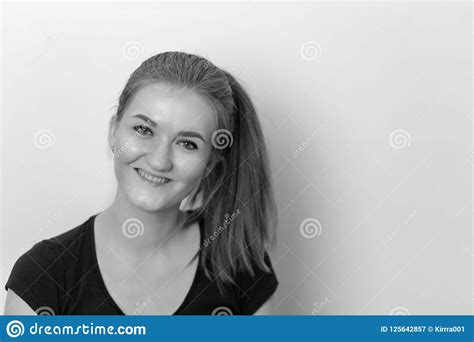 um retrato preto e branco de uma menina bonita positiva e feliz imagem de stock imagem de