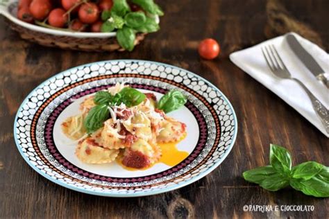 Pensando alla classica caprese, ho preparato dei ravioli, farciti solo con mozzarella e basilico e conditi con un sugo crudo e fresco di pomodorini all'insalata, su un letto di rucola, appunto… ecco i miei. Ravioli alla caprese con pomodorini - Paprika e Cioccolato