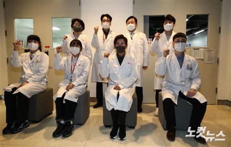 Sk바이오사이언스, 노바백스 백신 기술이전 계약. 나경원, SK바이오사이언스 코로나 백신 연구원들과 기념촬영 ...
