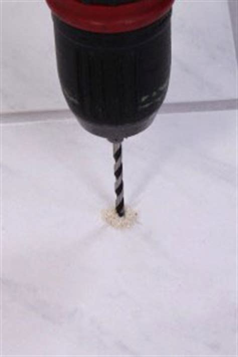 Um durch harte fliesen zu bohren (feinsteinzeug, naturstein) müssen aufgrund der hohen ritzhärte des materials spezielle bohrer benutzt werden, da diese fliesen unter extrem hohen temperaturen gefertigt werden. Nie wieder kaputte Fliesen - So geht's! | BefestigungsFuchs