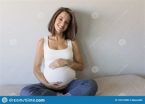 Attraktive Schwangere Frau Sitzt Im Bett Und Hält Ihren Bauch Und