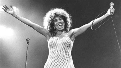 muere en suiza la cantante tina turner a los 83 años de edad ambas manos