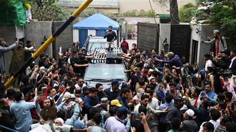 Imran Khans Lahore House Becomes Battleground As Police Launch Raid