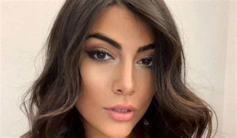Io penso, lui twitta 💉. Fidanzato Giulia Salemi, l'infuencer è impegnato con un ...