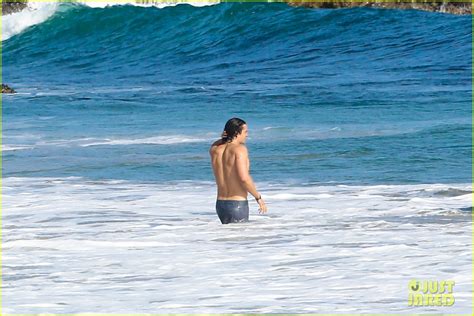 Orlando Bloom Goes Shirtless At The Beach On Easter Sunday Photo Orlando Bloom