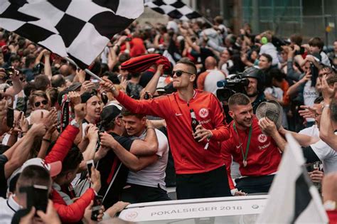 Das torwarttalent aus dem eigenen nachwuchs erhält einen bis zum 30. Gacinovic departs after five years - Eintracht Frankfurt Pros