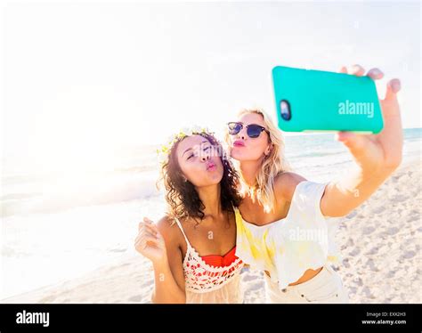 freundinnen unter selfie am strand stockfotografie alamy
