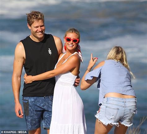 Bondi Vet Dr Chris Brown Puts On A Loved Up Display With Tv Presenter Girlfriend Liv Phyland